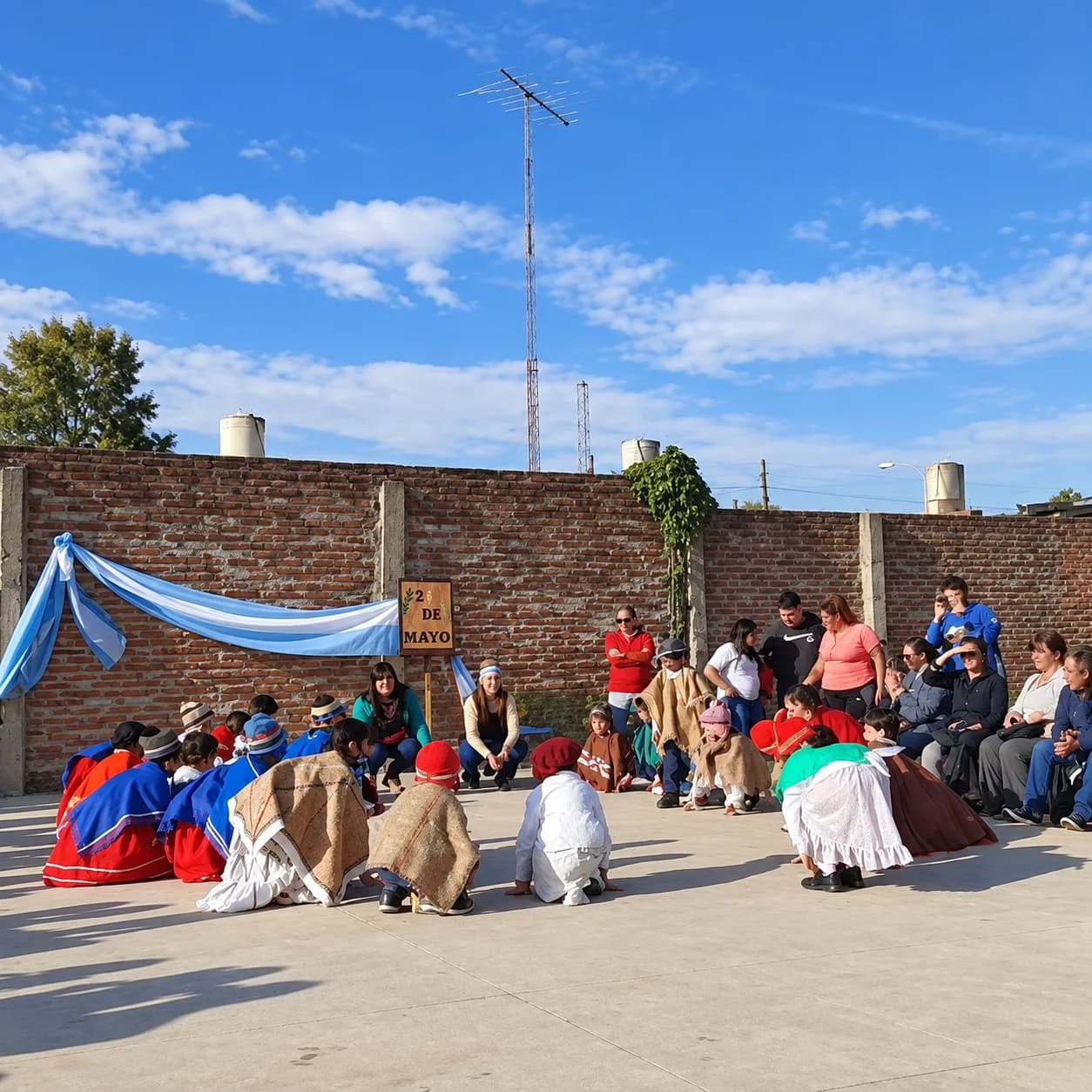 El acto del 2 de Mayo en el patio, con las familias mirando